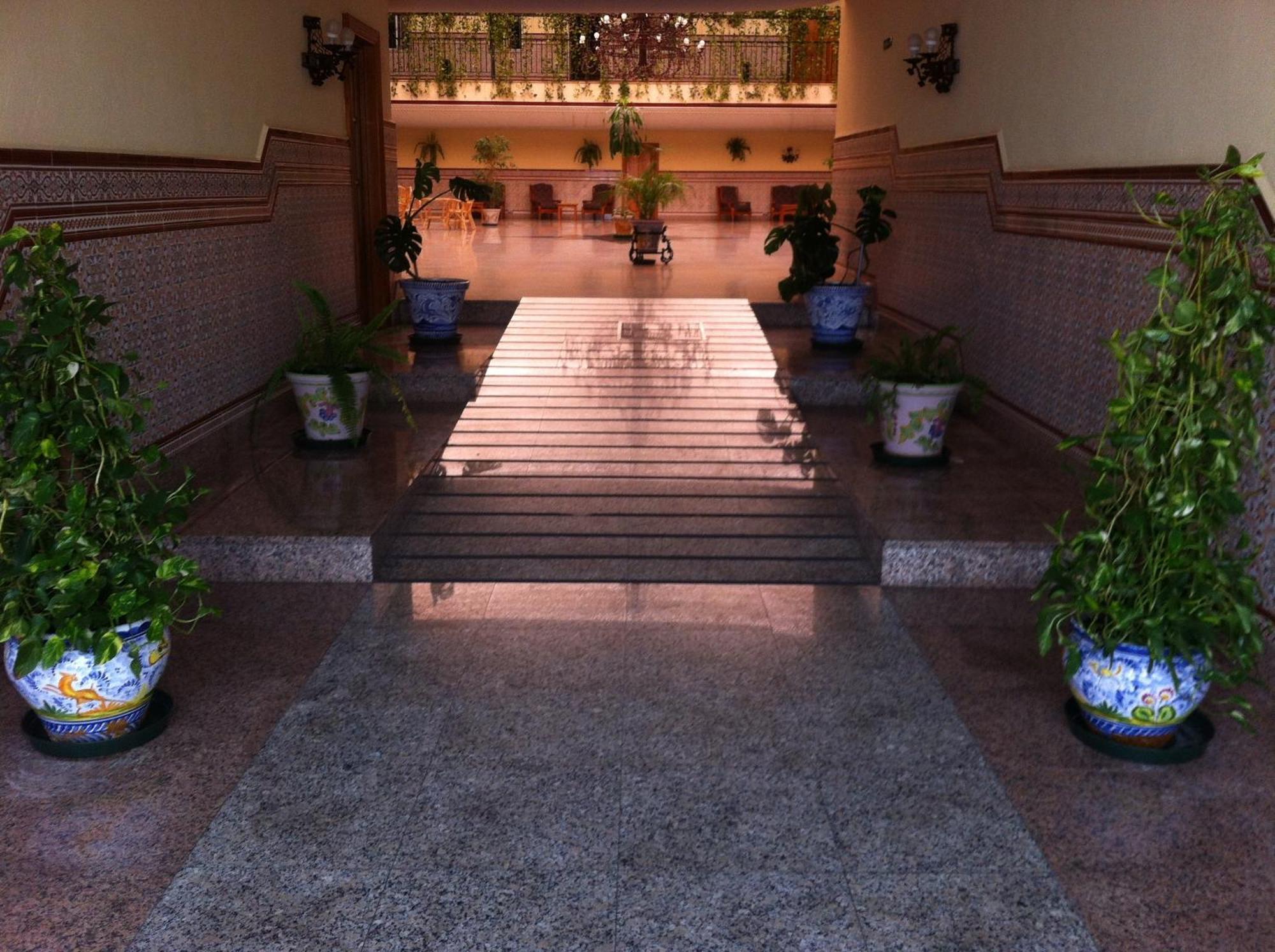 Hotel Sandra Alcalá de Guadaira Exterior photo
